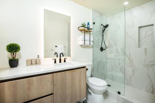 Vannituba majutusasutuses The Boho Bliss - Lakeview Elegance 3miles Downtown