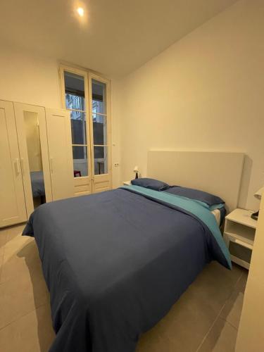 a bedroom with a large blue bed in it at Buen sitio si tu plan es estar unos días en BCN in Barcelona