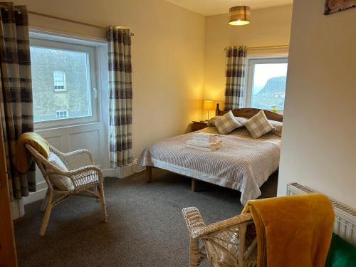 a bedroom with a bed and a window at Khyber Mount Guest House in Whitby