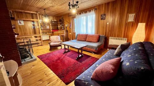 ein Wohnzimmer mit einem Sofa und einem Tisch in der Unterkunft Jahorina Villa Krila in Jahorina