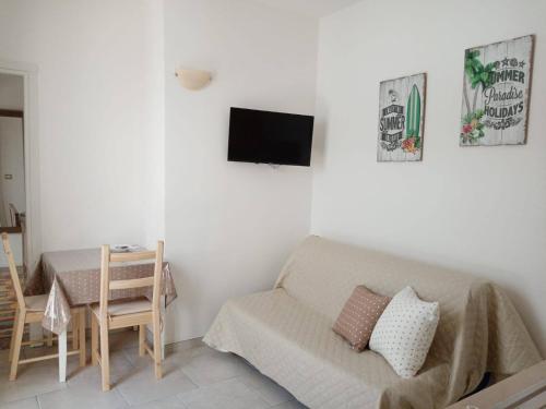 een woonkamer met een bank en een tafel bij Salento Rooms in Leverano