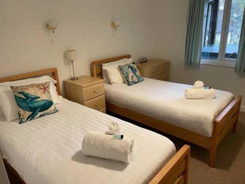 1 dormitorio con 2 camas y toallas. en Honicombe Valley lodge 25 en Gunnislake