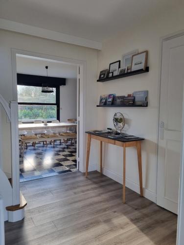 une pièce avec une table et une salle à manger dans l'établissement Gîte du moulin, au bord de l'eau, à Gouy