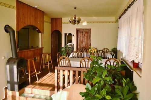 a dining room with a table and chairs at Szivárvány Vendégház in Vértestolna