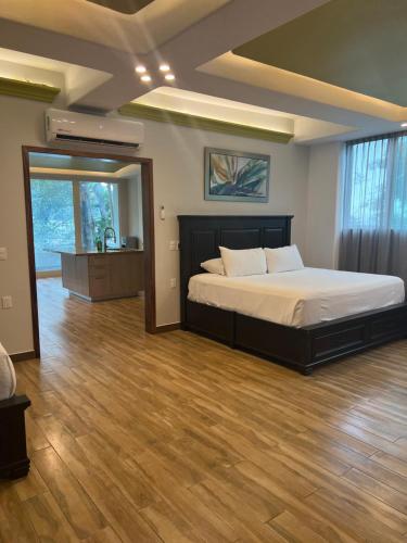 Ένα ή περισσότερα κρεβάτια σε δωμάτιο στο Puerto Vallarta South Shore Luxury Suites,