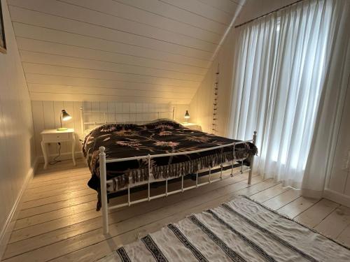 a bedroom with a bed in a room with windows at De Consistorie in Giethoorn