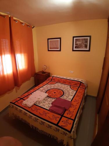 ein kleines Schlafzimmer mit einem Bett in einem Zimmer in der Unterkunft casa con cochera in Agua Amarga