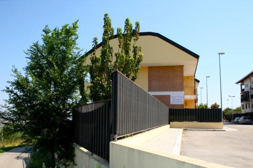 een huis met een zwart hek ervoor bij Bed Breakfast Panorama in Castelluccio dei Sauri