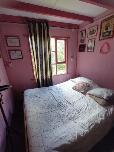 a bedroom with a large bed with a window at La recta del 14 in Agua Fría