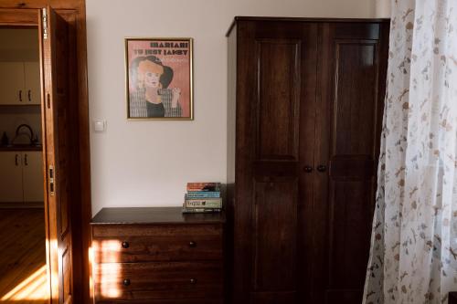ein Schlafzimmer mit einer Kommode und einem Bild an der Wand in der Unterkunft Agroturystyka Łączka in Harasiuki