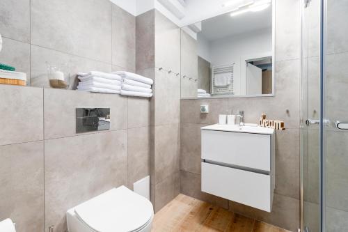 a bathroom with a toilet and a sink and a shower at Apartament GRAN CANARIA Dziwnów Wybrzeże Kosciuszkowskie EPapartamenty in Dziwnów