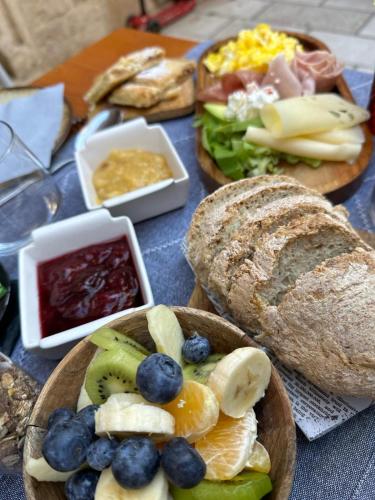 einen Tisch mit Brotplatten und Obst in der Unterkunft Villa Porta Maestra in Hvar