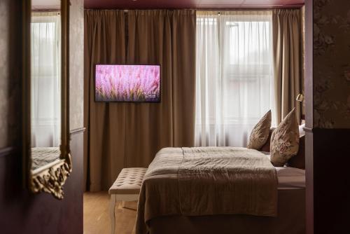 Postel nebo postele na pokoji v ubytování Gibsons Hotell