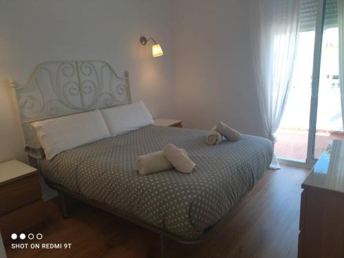 a bedroom with a bed with two pillows on it at Agradable apto a pie de playa in Caleta De Velez