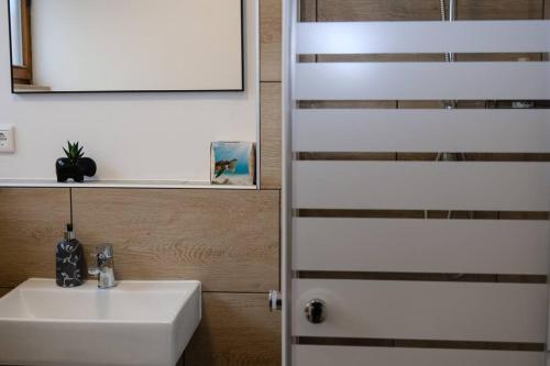 a bathroom with a white sink and a mirror at SchlossCasa Lauf an der Pegnitz (Paris) in Lauf an der Pegnitz