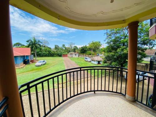 balcone con vista sul cortile di A Fineshade Apartment a Jinja