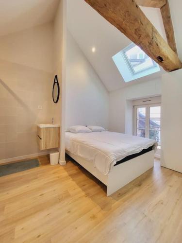 une chambre avec un grand lit dans un grenier dans l'établissement Maison duplex hyper centre ville, à Laval