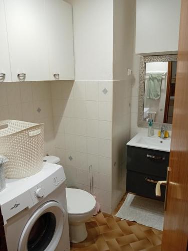 La salle de bains est pourvue de toilettes et d'un lave-linge. dans l'établissement Les pinèdes, à Sète