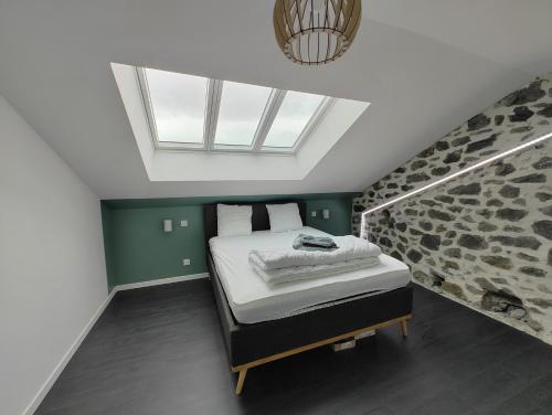 - une chambre avec un lit et une lucarne dans l'établissement Magnifique Duplex de 135 m2 pour vos séjours jusqu'à 10 à Lourdes, à Lourdes