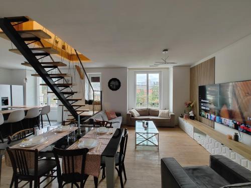 - un salon avec une table à manger et un escalier dans l'établissement Magnifique Duplex de 135 m2 pour vos séjours jusqu'à 10 à Lourdes, à Lourdes