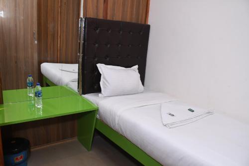 Un pat sau paturi într-o cameră la Airport Cabin Stay Mumbai