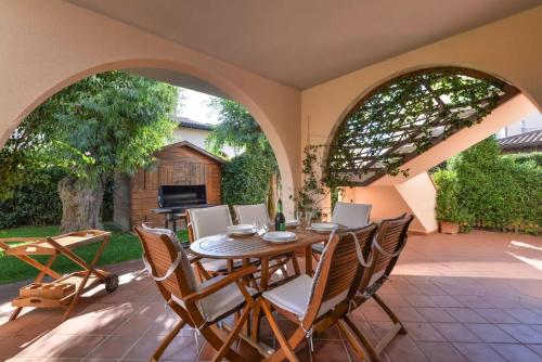 uma sala de jantar com mesa e cadeiras em Casa Eucalipto - Marina di campo, Elba em Marina di Campo