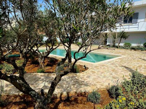 Bazén v ubytování Poseidonia Syros cozy house nebo v jeho okolí