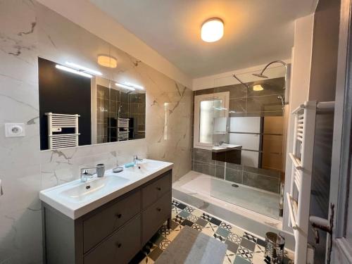 een badkamer met een wastafel en een douche bij MAS DE LA BOURIDE in Bellegarde