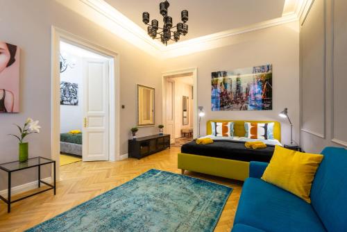 - une chambre avec un lit et un canapé bleu dans l'établissement Budapest Holidays Courtyard, à Budapest