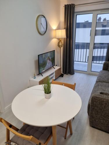 TV a/nebo společenská místnost v ubytování Apartament - Osiedle Przylesie
