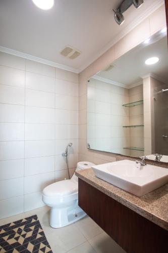 a bathroom with a sink and a toilet at Depa de lujo con piscina y jacuzzi in Guayaquil