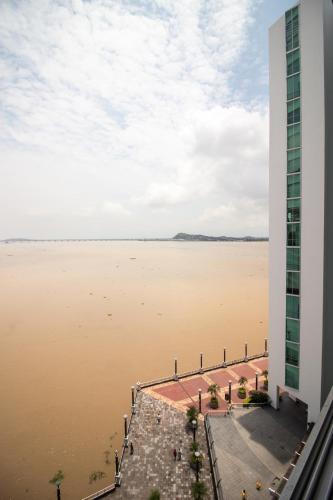 a view of a large body of water from a building at Depa de lujo con piscina y jacuzzi in Guayaquil