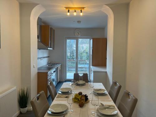 a dining room with a table and chairs and a kitchen at Gemütliches Apartment in Geisenheim in Geisenheim