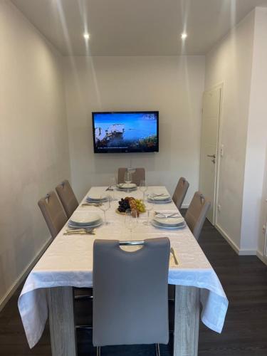 a dining room with a large table with chairs at Gemütliches Apartment in Geisenheim in Geisenheim