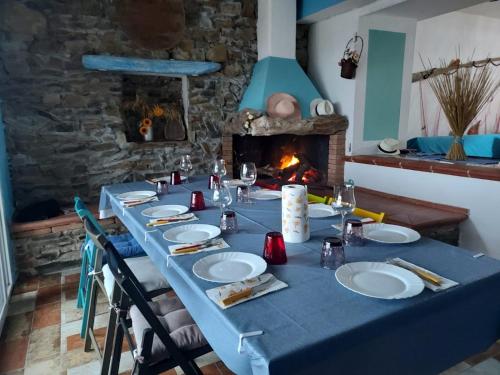 Villa Asinara في ستينتينو: طاولة مع قماش الطاولة الزرقاء ومدفأة