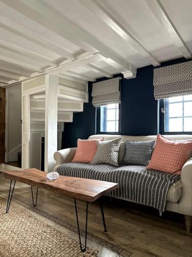 昂德尔Grade II listed Cottage in Oundle with private courtyard的带沙发和咖啡桌的客厅