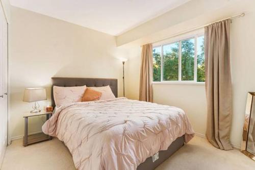 Un dormitorio con una cama grande y una ventana en Stunning Rustic Vacation home with180-degree Mountain View en Abbotsford