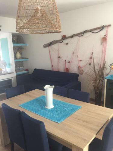 Villa Asinara في ستينتينو: طاولة غرفة الطعام مع إناء فوقها