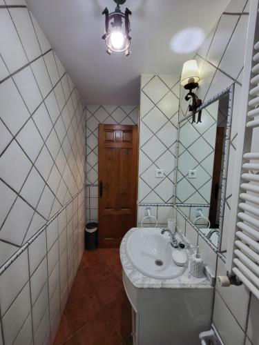 a bathroom with a sink and a mirror at El Refugio de Gredos in Guisando
