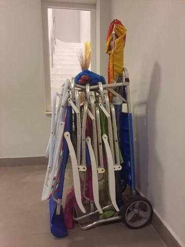 a rack of golf bats leaning against a wall at Sobrado com piscina, banheira e garagem coberta. in Piçarras