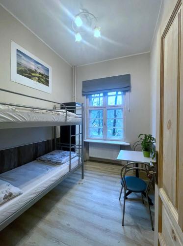 グディニャにあるBP Hostel Gdyniaの二段ベッド2台、デスクが備わる客室です。