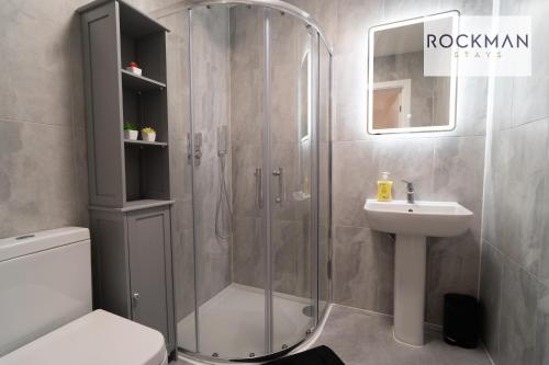 a bathroom with a shower and a toilet and a sink at Apartment 3 - Brentwood - Spacious Apartment close to High Street, with Free Parking RockmanStays in Brentwood