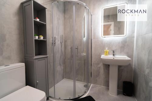 ein Badezimmer mit Dusche, Toilette und Waschbecken in der Unterkunft Royal Oak 3 - FREE PARKING - Perfect for Contractors - 2 Bedroom - 2 Bathroom - Fast Wi-fi - Long Term Stays - in Brentwood