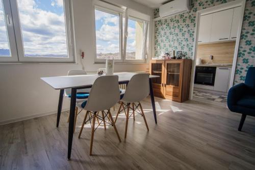 eine Küche und ein Esszimmer mit einem Tisch und Stühlen in der Unterkunft 5 min Apartment in Banja Luka