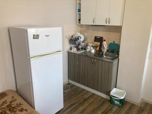 ポモリエにあるApartment Pomorieのキッチン(白い冷蔵庫、シンク付)
