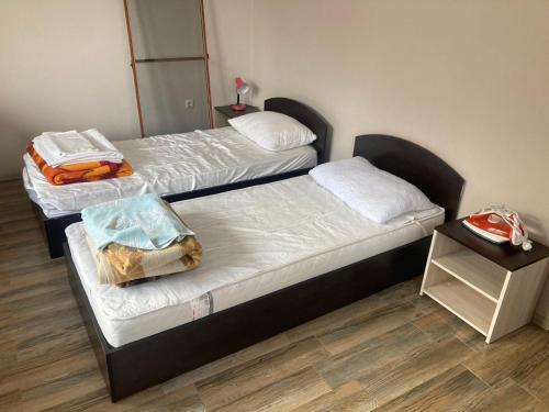 2 łóżka pojedyncze w pokoju z szafką nocną w obiekcie Apartment Pomorie w mieście Pomorie