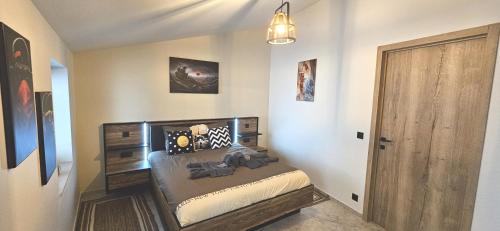 ein Schlafzimmer mit einem Bett in einem Zimmer in der Unterkunft Peace Haven in Ypern