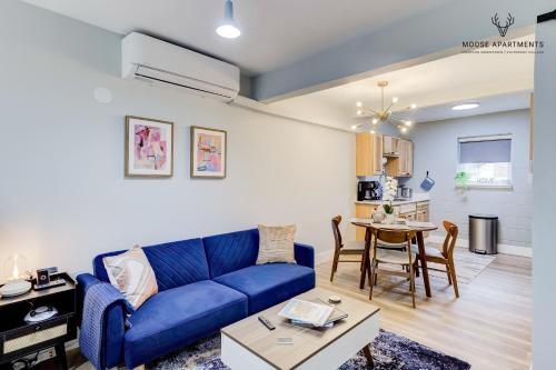 Seating area sa The Moose #9 - Brand New Luxe Modern loft with Free Parking, King Bed & Fast WiFi