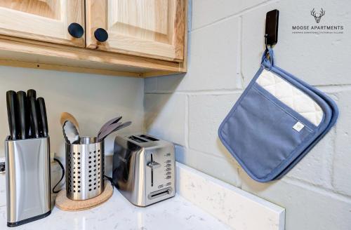 Una cocina o zona de cocina en The Moose #9 - Brand New Luxe Modern loft with Free Parking, King Bed & Fast WiFi