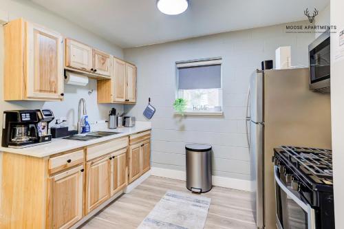 Una cocina o zona de cocina en The Moose #9 - Brand New Luxe Modern loft with Free Parking, King Bed & Fast WiFi